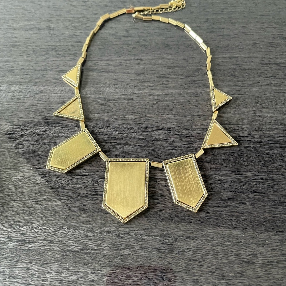 Elegant Gold Geometric Necklace